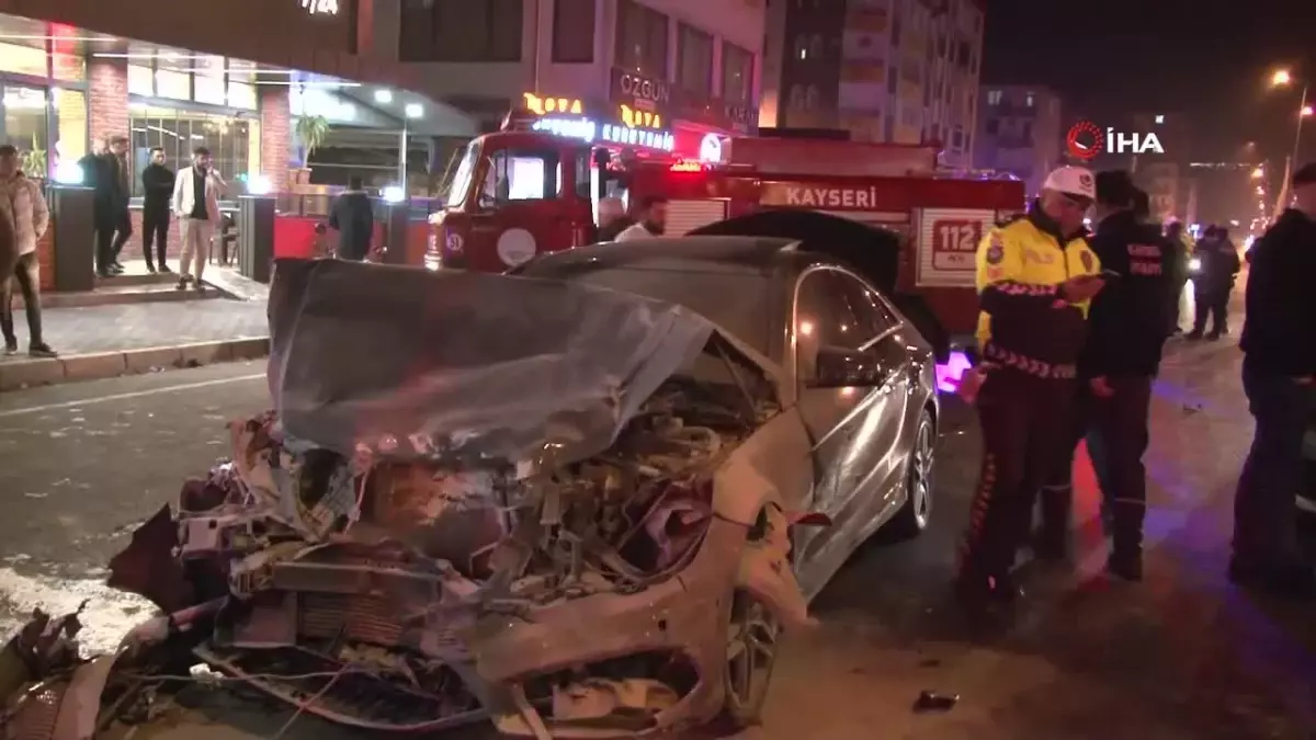 Kayseri’de Lüks Araç Yangını: 4 Yaralı