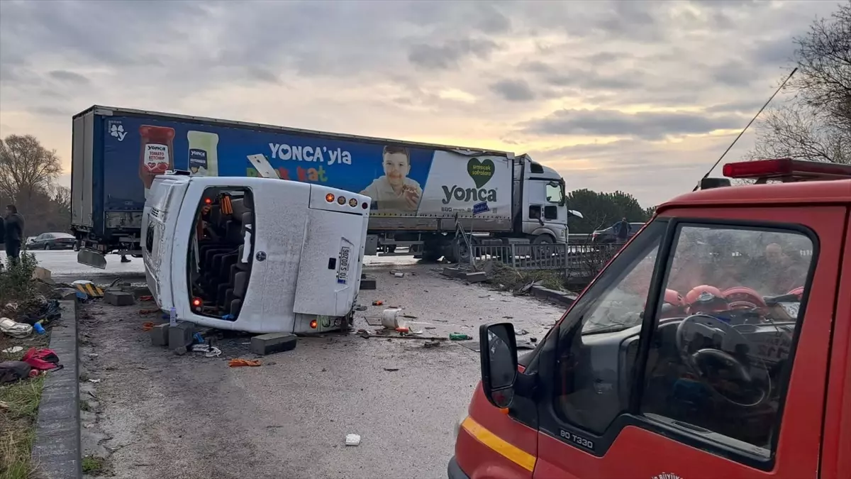 Balıkesir’de Servis Tırıyla Çarpıştı