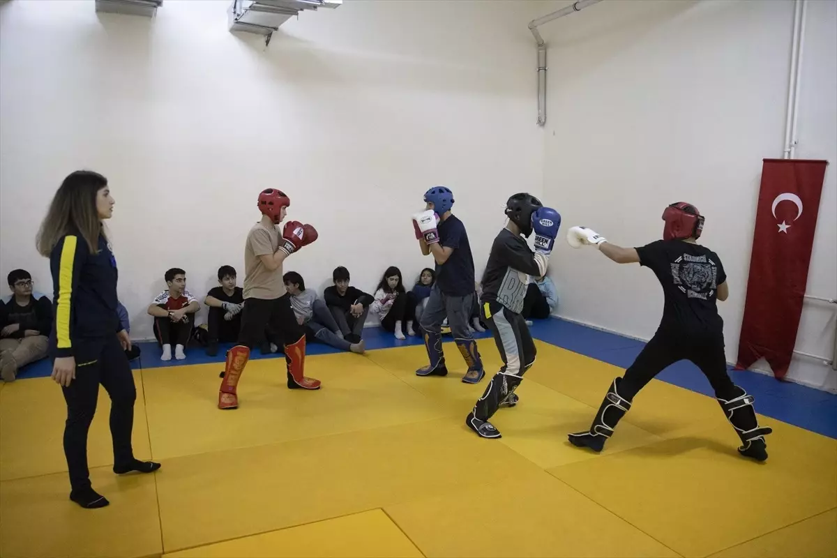 Kick Boksta Şampiyon Öğretmen