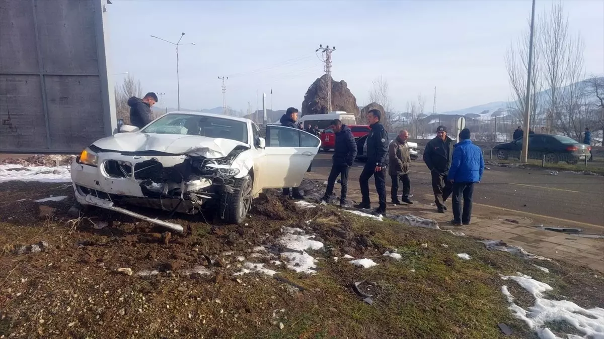 Oltu’da Trafik Kazası: 4 Yaralı