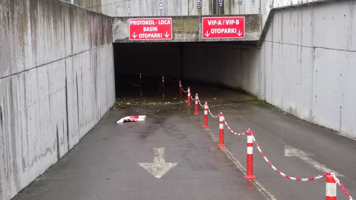 Rize’de Fırtına Dev Dalgalar Oluşturdu, Stadyum Otoparkı Kapandı