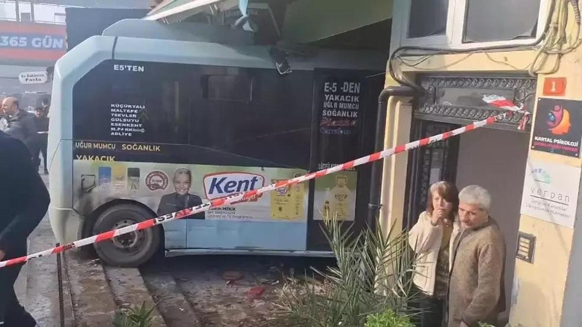 Kartal’da yolcu minibüsü dükkana girdi!