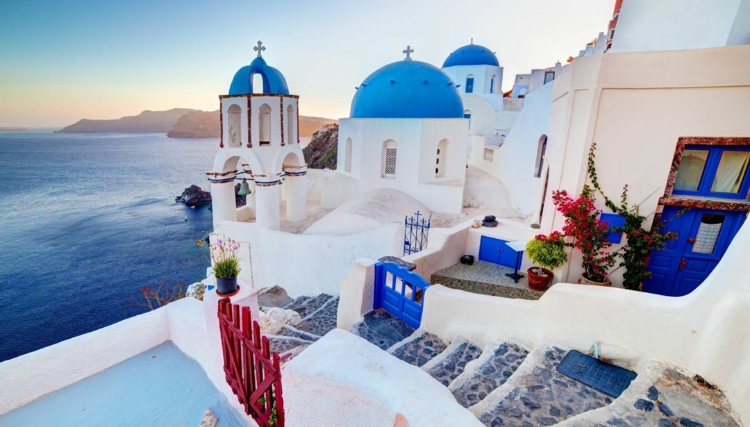 Yunanistan’ın Santorini Adası’ndaki sismik hareketlilik nedeniyle eğitime ara verildi