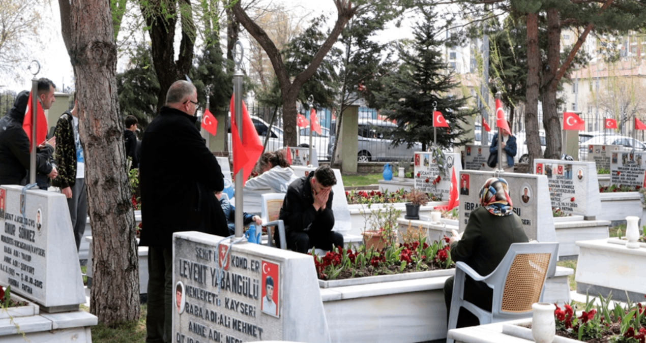 Kayseri’de bayram arifesinde şehitlik ziyareti