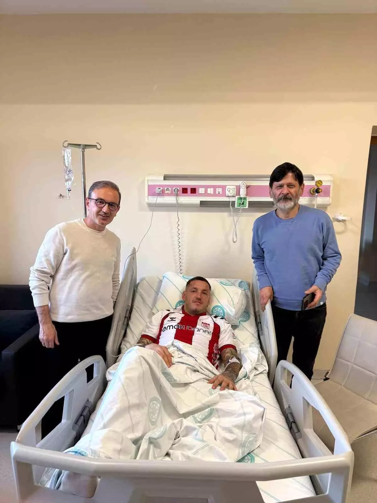 Rey Manaj Hastanede Oynama İsteğiyle Gündemde
