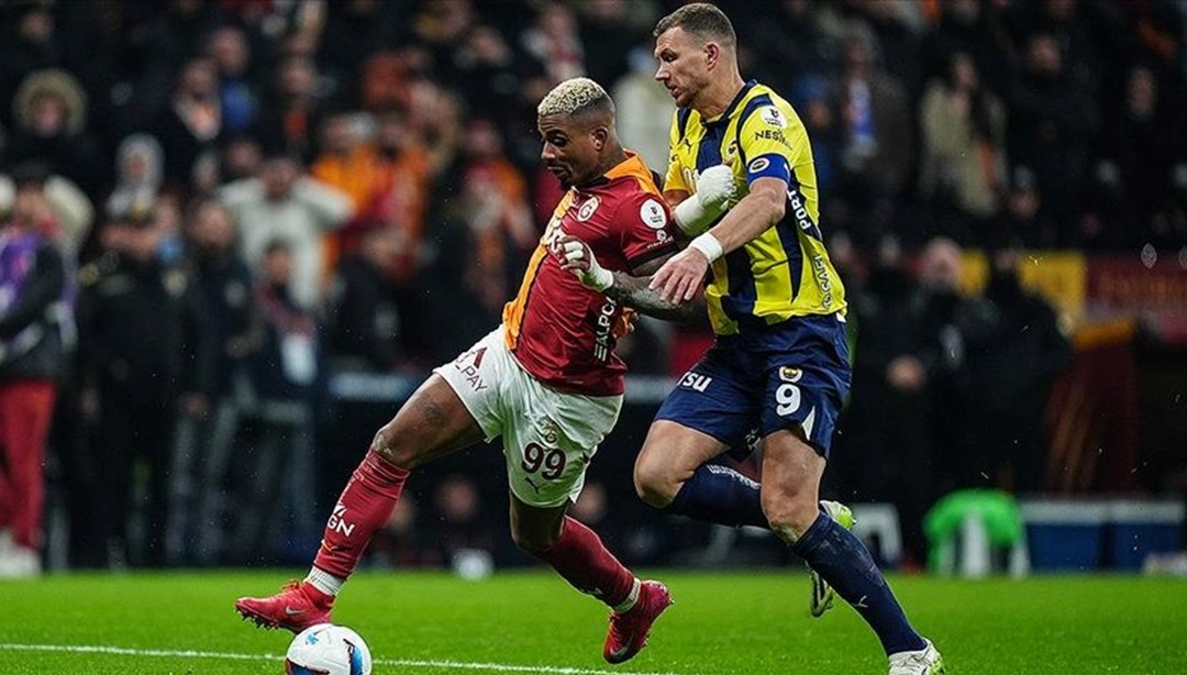 Elinde alÃ§Ä±, yÃ¼zÃ¼nde maske olan Dzeko’dan Mourinho’ya talep
