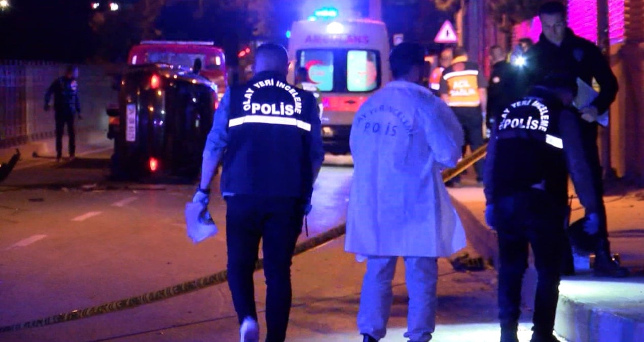 Kaldırıma çarpıp devrilen otomobilde öldü