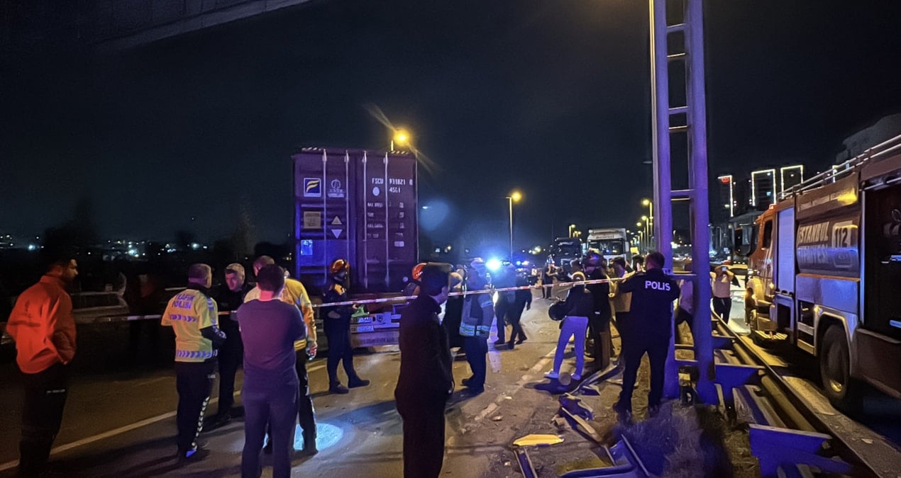 Karşı şeride geçen tır ortalığı birbirine kattı: 1 kişi öldü
