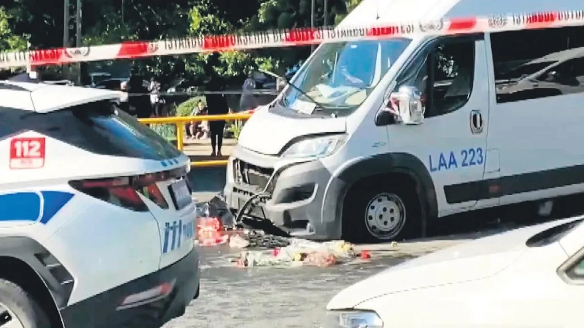 Servis aracı kalabalığa daldı 1 ölü, 4 yaralı